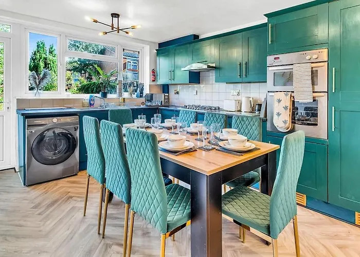 Yinmae - Large 4 Bedroom House - Sleeps 10 - Birmingham City Centre - Perfect For Work, Families, Groups, Business Travellers & Contractors - Free Parking - By 02 Academy/Bullring/Newstreet/Selfridges - Smart Tv\'S In All Bedrooms