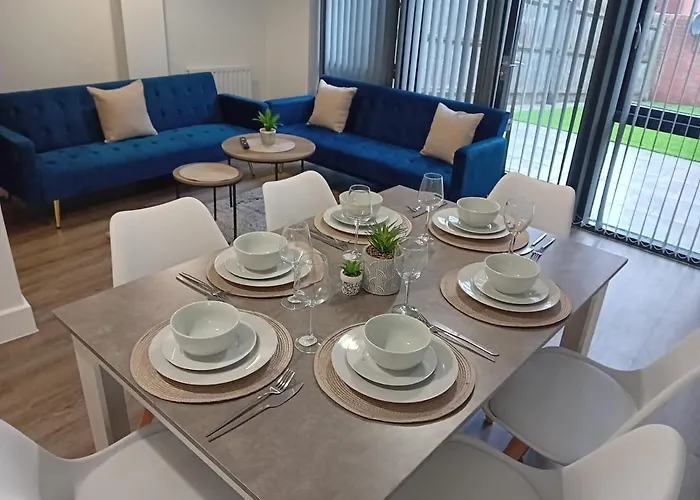 Quality City No Deposit - 4 Bed House, Free Parking , Sleeps 8
