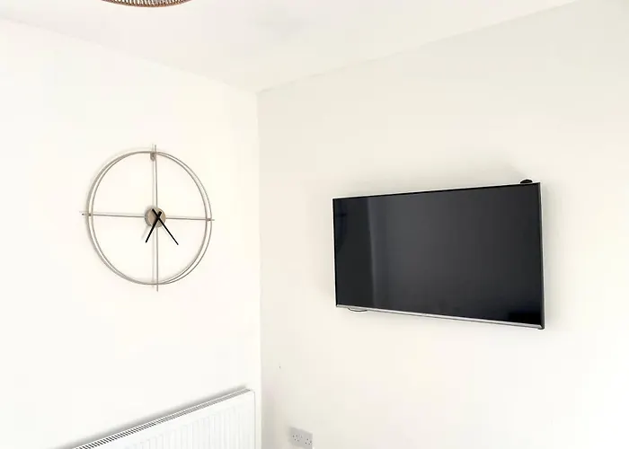 Chic Retreat: 2-Bed 1 Ensuite Oasis