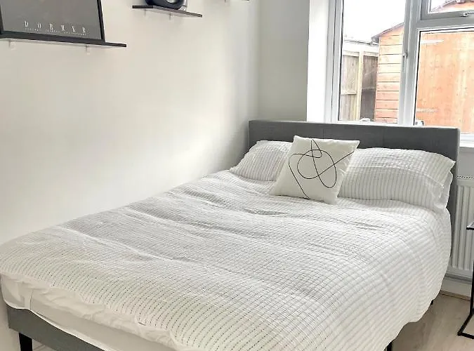 Retro 3 Bed, 2 En-Suite Haven