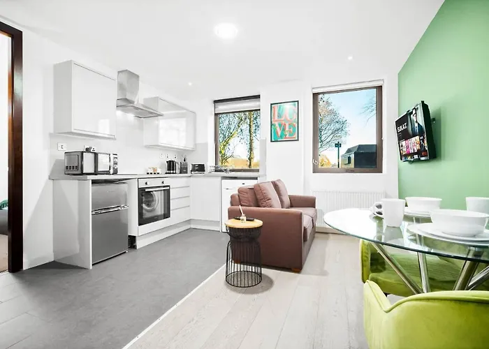 Modern 1 Bed Apartment In Perry Barr ☆ Close To Town ✪ Next To Alexander Stadium → Free Nearby Street Parking - Easy Bus & Train Routes To City Centre - Smart Tv - Located By One Stop Shopping Centre With Nandos, Argos, Kfc, Jd Sports And More!