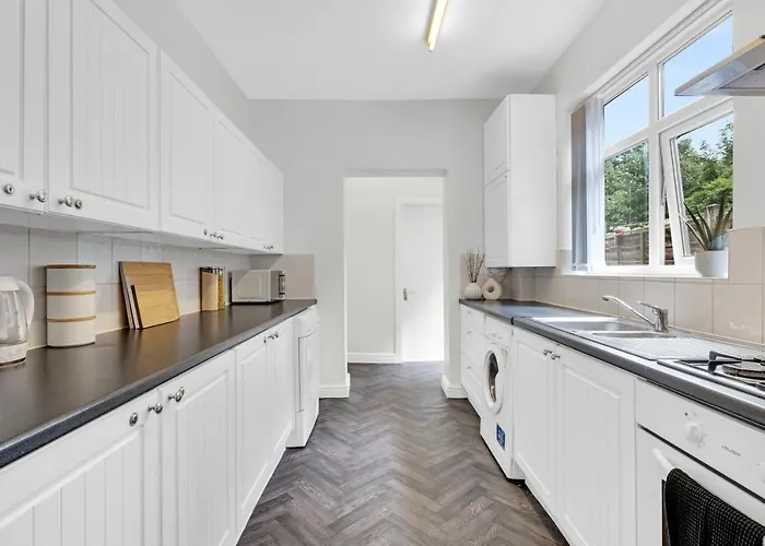 Solace Nights - Large Modern House - 4 Bedrooms - Near M6 & Spaghetti Junction - Fast Wifi - Netflix