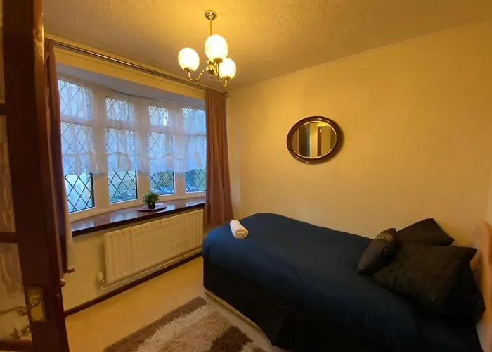 Serene 4Br In Harborne Close To Qe Hospital, Harborne Centre