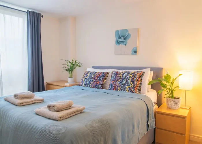 Stay In Our Stylish Flat! & Secure Building & Sleeps Up To 4