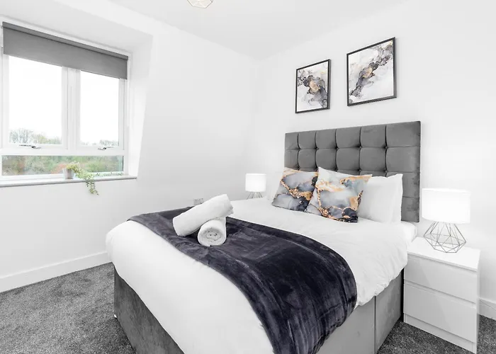 Stylish 2 Bedroom Apartment - Balcony - Secure Parking - Top Rated - 5Mc