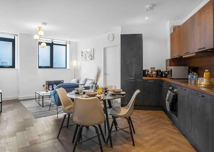 Luxury 2 Bedroom Apartment B5 Near China Town & O2