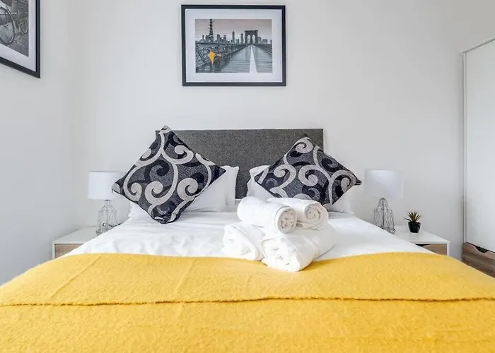 Montreal Luxury 5 Star By Your Perfect Stay Short Lets Birmingham With Netflix & Fast Wifi