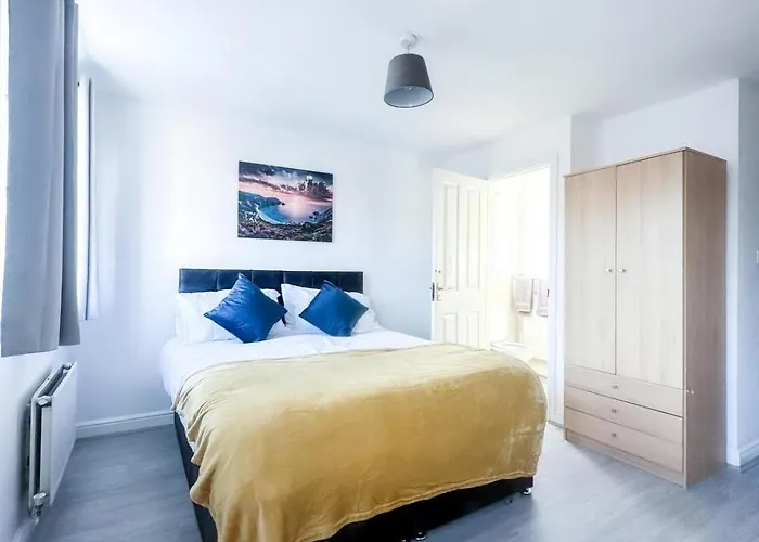 Spacious 6 Bedroom House Near City Centre