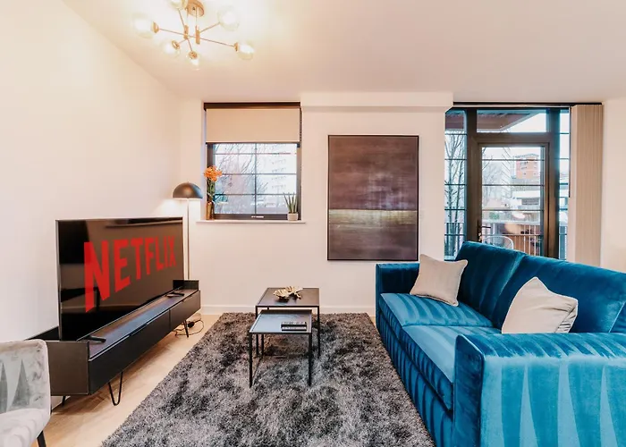Stunning Industrial Style Gem, City Centre, Balcony Canal View, Fast Wifi, Contractors, Families