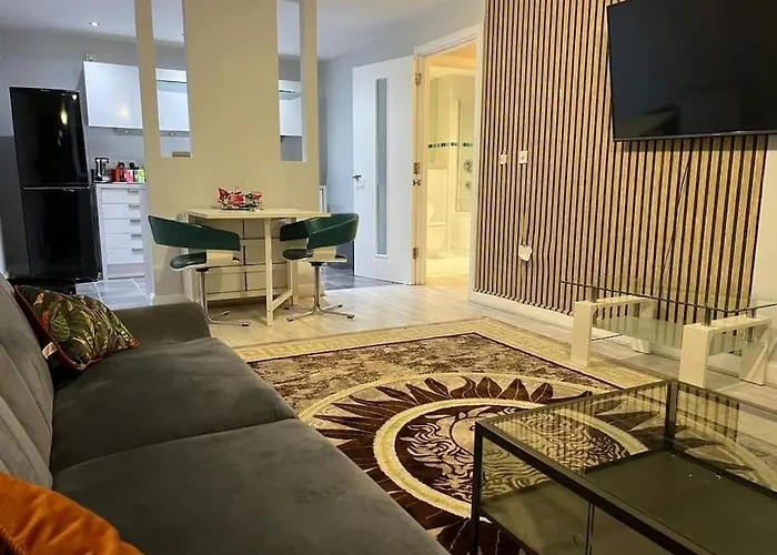 *Lux Cosy 2 Bedroom Apartment With Parking, Balcony*