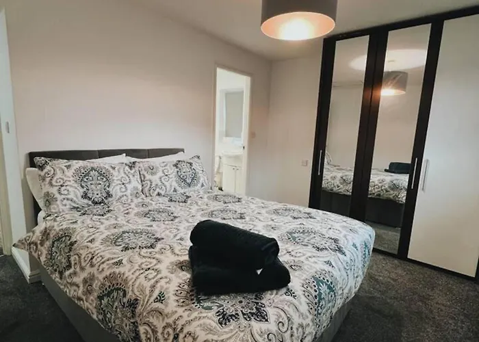 Stunning 3-Bed House In Oldbury