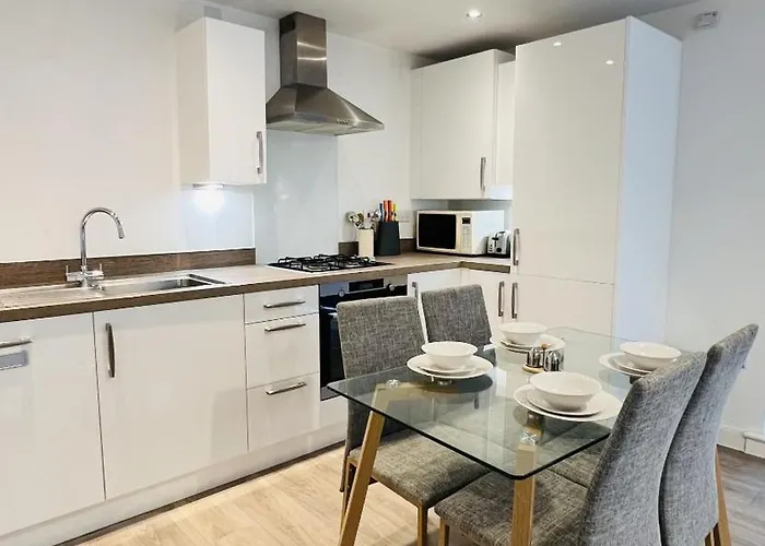 City Apartment 2 Bed 2 Bath- Netflix - Off-Street Parking - Wifi
