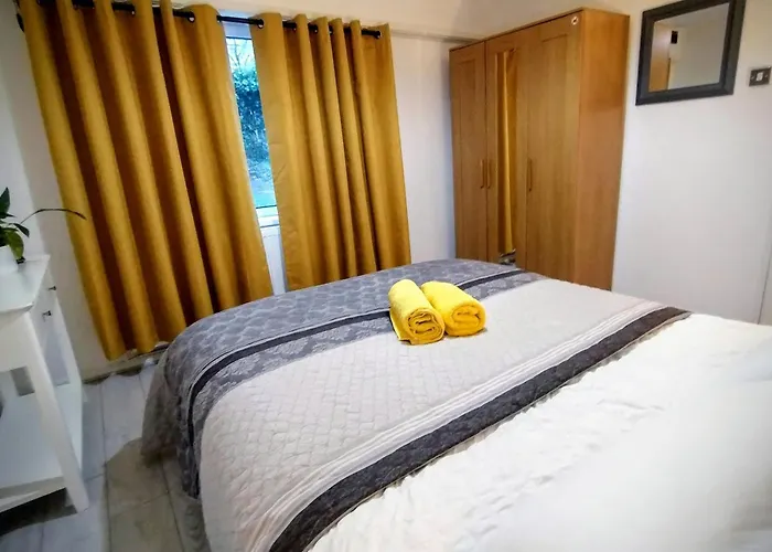 Entire 4-Bed House & Parking, Steps From Icc & Utilita Arena Birmingham & Broad Street