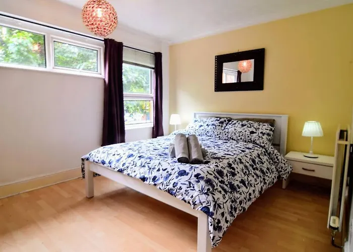 The Brum Home - Garden, Netflix, Bbq, 3 Tvs, Huge Lounge Or Quadruple Bedroom Plus 2 Double Bedrooms