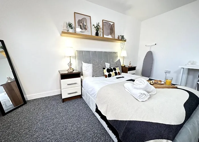 Chic Birmingham Studio With Natural Light!