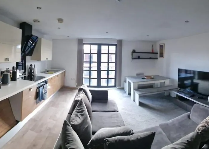 Spacious Top Floor 2 Bedroom Apartment In St Pauls Square