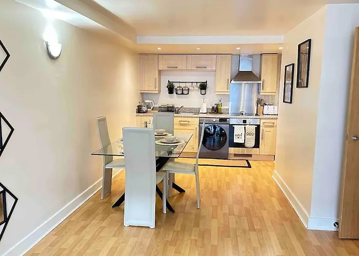 Urban Chic: 2 Bedroom Apartment In City Centre + Free Parking