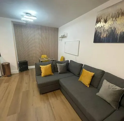Broadway Suite - Newly Refurbished Stylish Apartment With Free Private Parking - Great Location