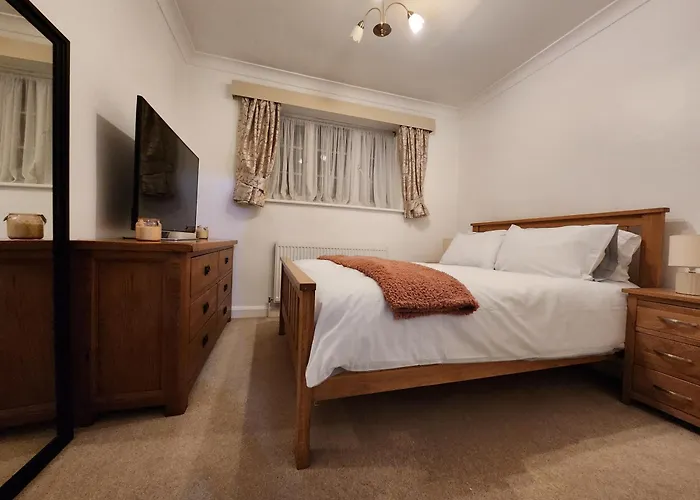 Elmdon House With 4 Spacious Bedrooms To Choose