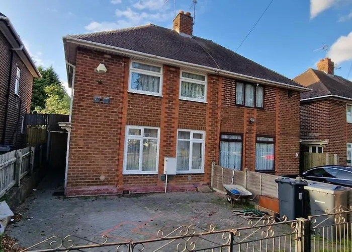 3 Bedrooms Semi-Detached House,Near Airport,Nec