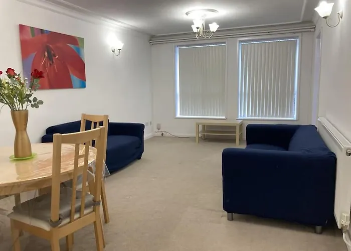Spacious Two Bed Flat With Free Secure Parking