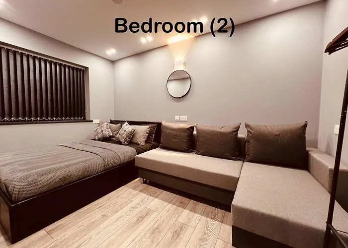 Urban Escape *4 Bedroom House* With Free Parking
