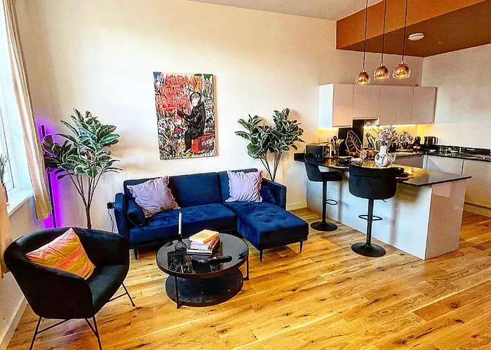 Dusk House - B\'Ham Jq Townhouse