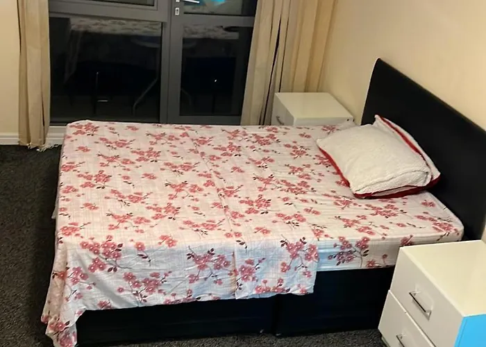Centenary Plaza Apartament,Holiday Street,B11Tb