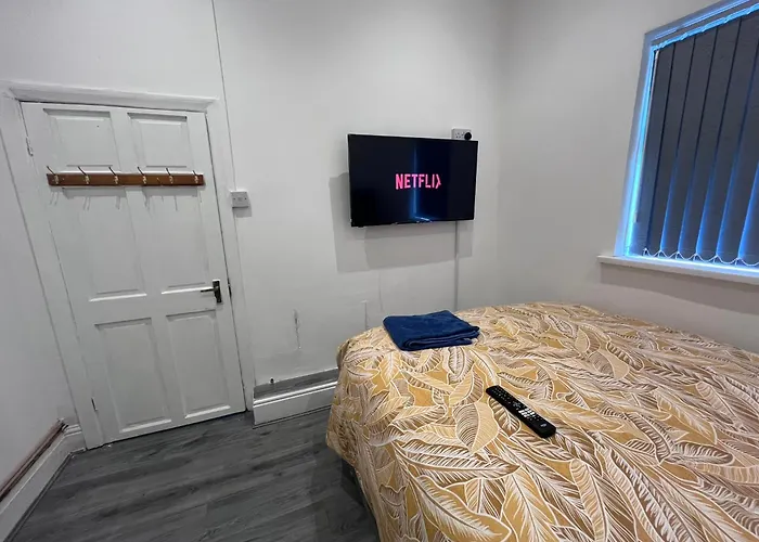 Snugly Studio Flat Near Talbot Pub