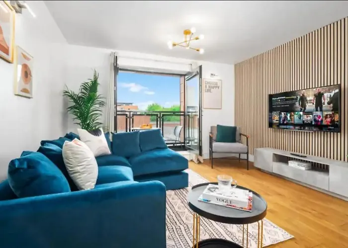 Luxe City Centre Apartment - 2 Bedroom - Secure Parking - Balcony - Top Rated -11A