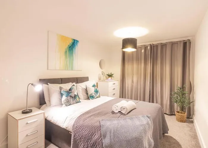 Chrome Homes - New 1 Bed City Centre Wi-Fi/Smarttv