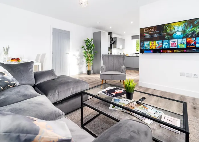 Luxury 2 Bedroom Apartment - Parking & Balcony - Underfloor Heating - 6Mc