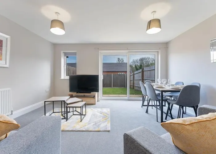Spacious 3 Bedroom House With Garden In Birmingham