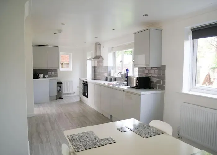 Cosy Four Bed Property With En-Suite Near To Nec Birmingham Airport And The City