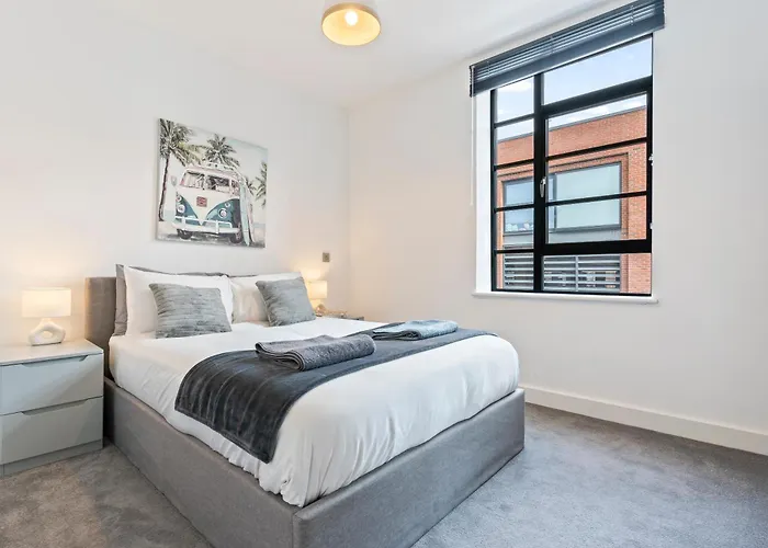 Birmingham City Centre Serviced Apartment - Celestial Lettings