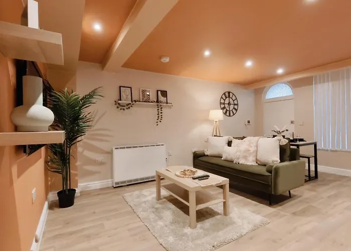 Central Spacious Quirky Apartment In Birmingham With Free Wi-Fi, Parking