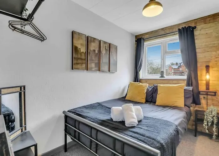 Stylish 3 Bed House Close To Nec