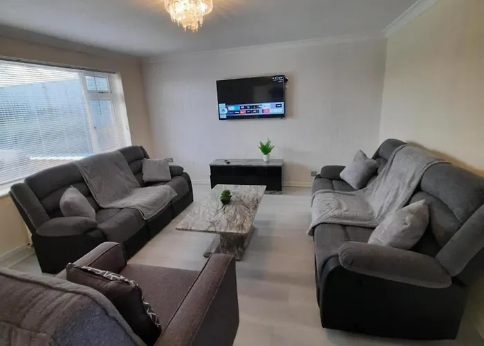 Lovely 4-Bed House In Walmley