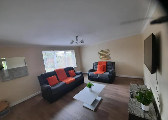 Cozy 4-Bed House In Walmley