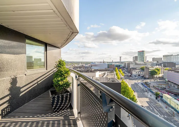 City Centre Penthouse - Large Balcony - 2 Bedroom - Secure Parking 1001M