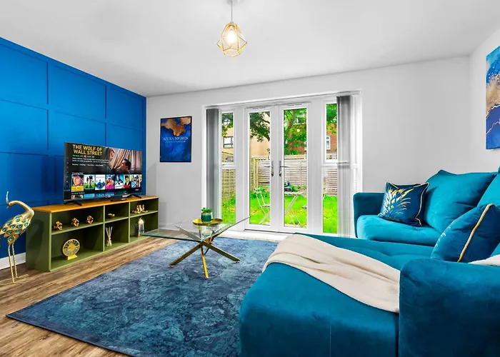 Lavish 3 Bedroom House With Ensuite And Parking By Azura Nights