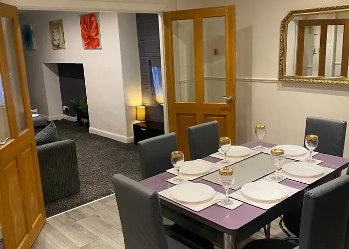 Cosy 3 Bedroom House, Sleeps 7 People In Birmingham