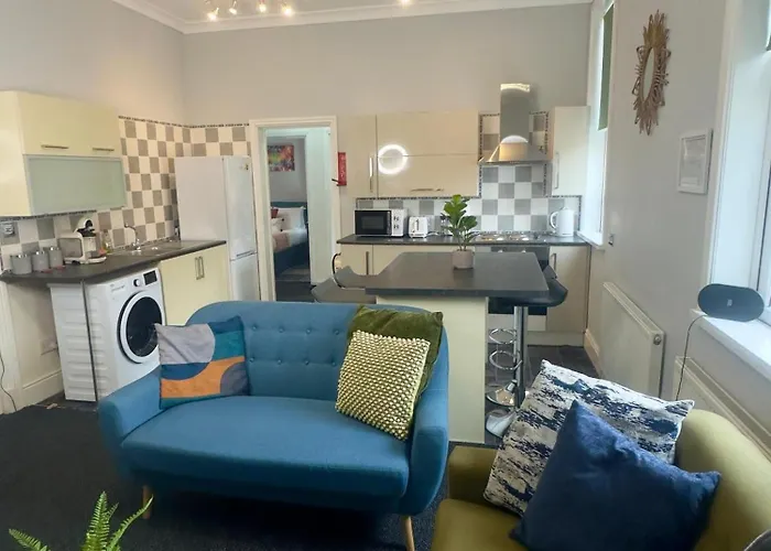 Large 3 Bedroom, 4 Beds, City Apartment,Near Utilita Arena Free On-Site Parking