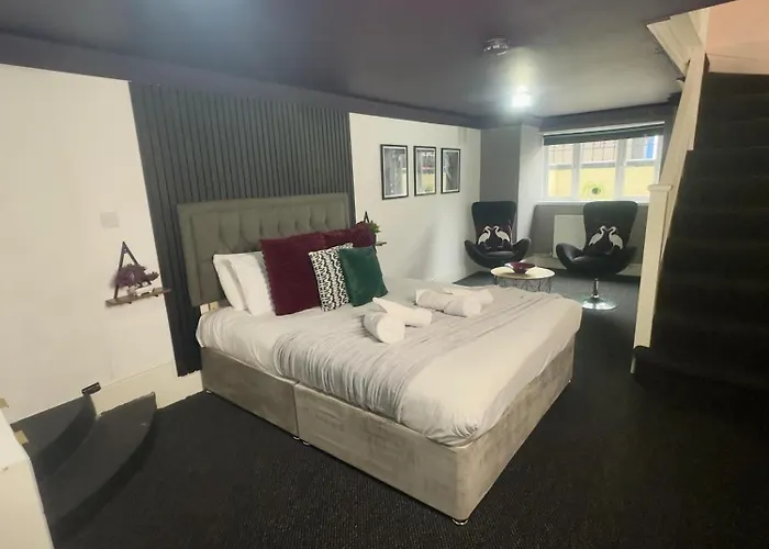 Spacious Duplex City Apartment With King Sized Bed, Free Onsite Parking, Near Utilita Areana & Icc