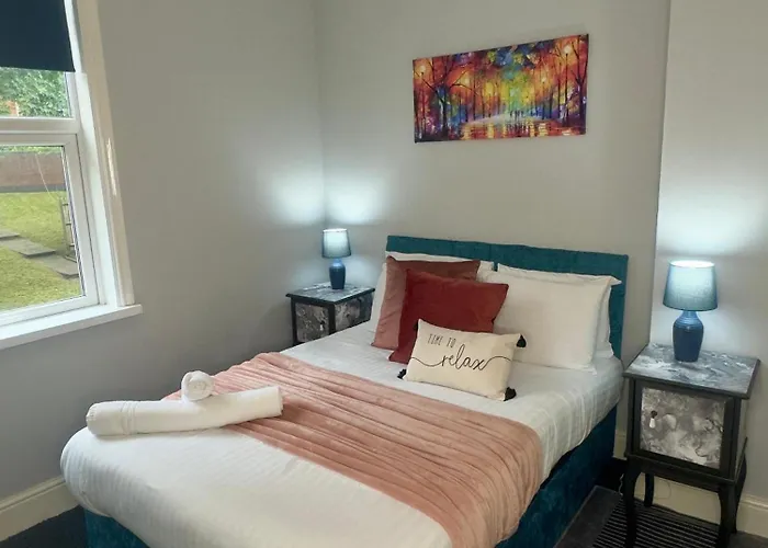 Elegant 5 Bedrooms Split Level Birmingham City Apartment