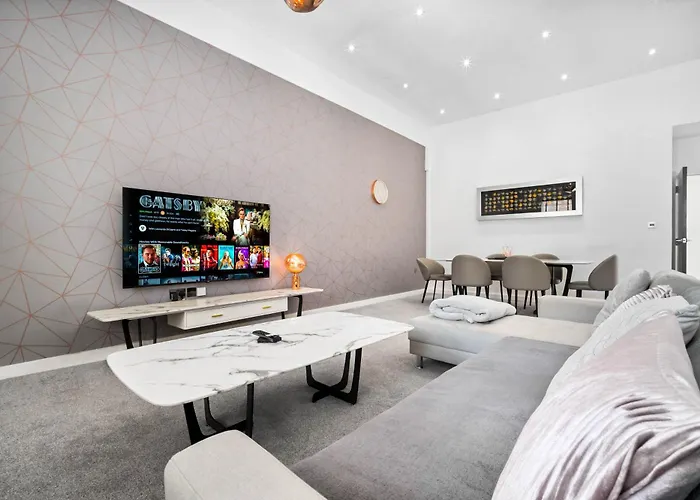 Luxury Apartment - Secure Parking - Gated Development - Near Jq & Birmingham City Centre - Top Rated - Flower Wall - 12Sh