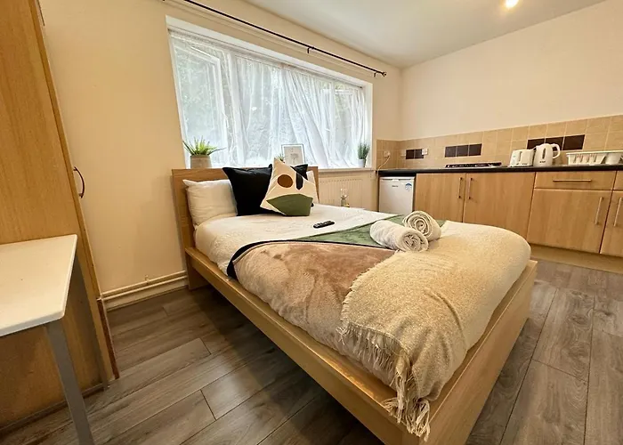 Cozy Urban Retreat Modern 1 Bedroom Studio