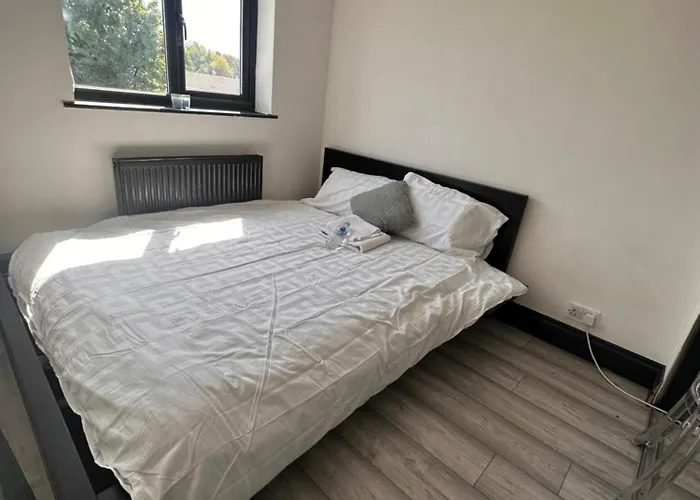 Spacious Double Near Train Station