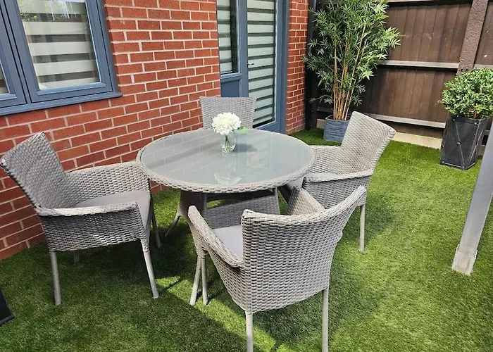 House With Secure Free Parking & Garden