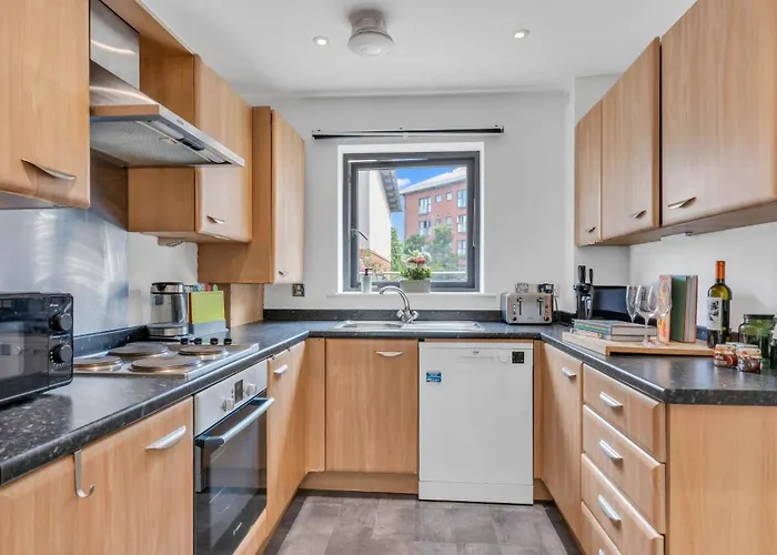 Newly Renovated 3- Bed House In City Centre, Secure Private Parking